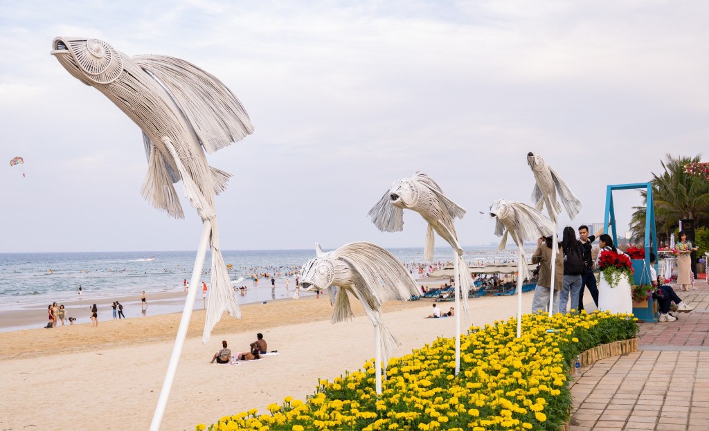 Nhiều điểm kết hợp hiệu ứng ánh sáng và nghệ thuật sắp đặt mang đậm nét văn hóa miền Trung (Ảnh Đ.Minh)