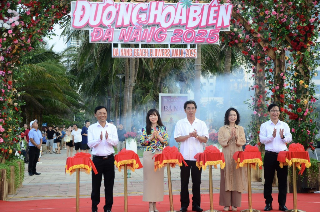 Lãnh đạo UBND TP Đà Nẵng cùng lãnh đạo Sở Văn hóa, Thể thao và Du lịch Đà Nẵng cắt băng khai trương đường hoa biển (Ảnh Đ.Minh)