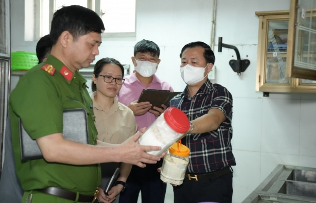 Siết chặt vệ sinh an toàn thực phẩm suất ăn của công nhân