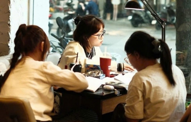 Gen Z làm freelance không nghỉ lễ, miệt mài "chạy deadline"