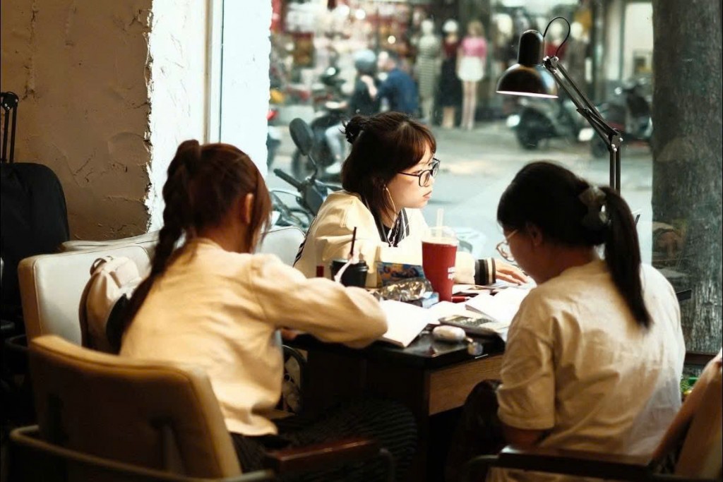 Gen Z tranh thủ làm việc tại quán cà phê trong dịp lễ