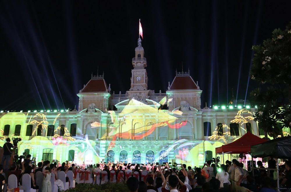 Rực rỡ sắc màu kỷ niệm 50 năm thống nhất đất nước