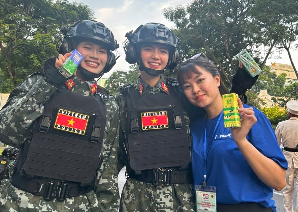 Các “bông hồng thép” nạp thêm dinh dưỡng chuẩn bị cho cuộc diễu binh Các “bông hồng thép” nạp thêm dinh dưỡng chuẩn bị cho cuộc diễu binh