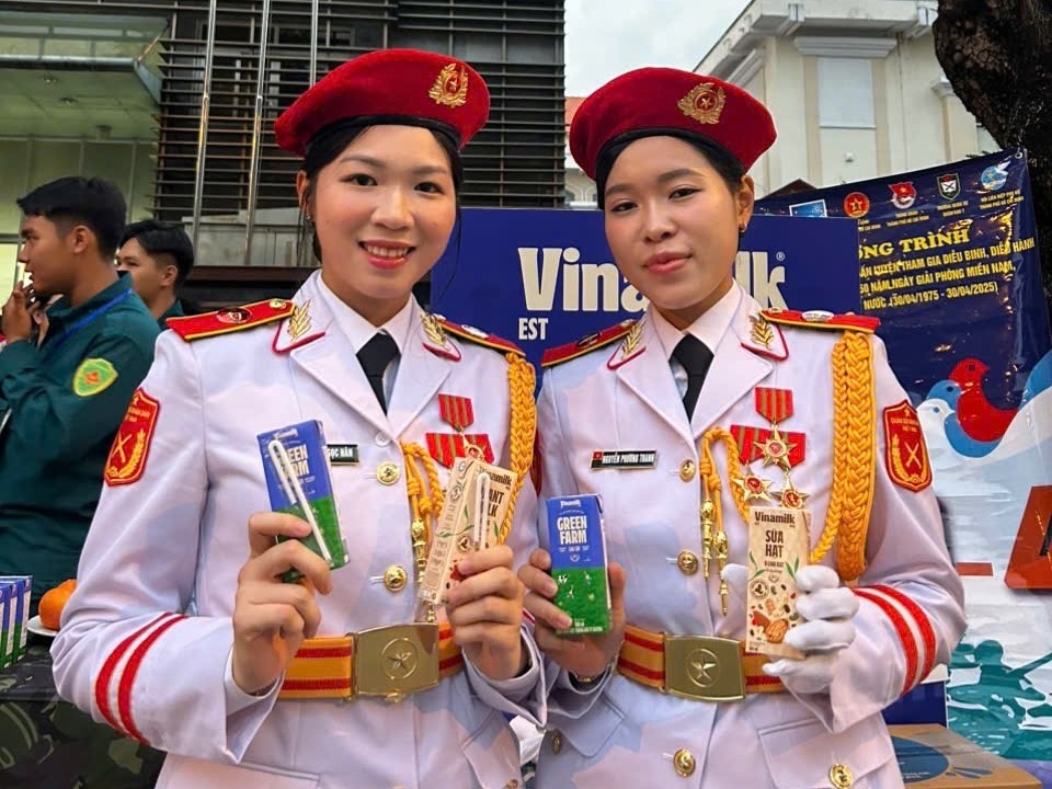 Ảnh 3: Các chiến sĩ thích thú khi thử sản phẩm mới của Vinamilk là sữa tươi Green Farm rất ít đường và sữa 9 hạt Vinamilk Ảnh 3: Các chiến sĩ thích thú khi thử sản phẩm mới của Vinamilk là sữa tươi Green Farm rất ít đường và sữa 9 hạt Vinamilk