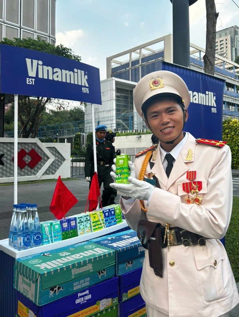 Niềm vui rạng ngời của các anh lính trẻ trước giờ diễu binh chính thức mừng kỷ niệm 50 năm Giải phóng miền Nam, thống nhất đất nước và được tiếp thêm dinh dưỡng từ Vinamilk Niềm vui rạng ngời của các anh lính trẻ trước giờ diễu binh chính thức mừng kỷ niệm 50 năm Giải phóng miền Nam, thống nhất đất nước và được tiếp thêm dinh dưỡng từ Vinamilk