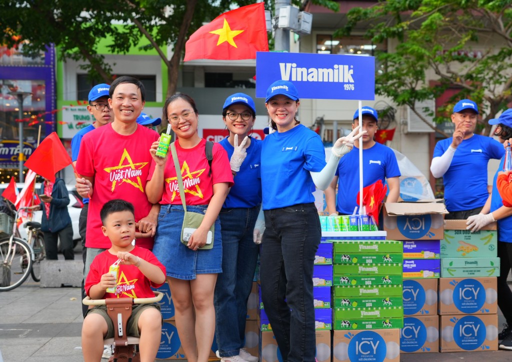 Không chỉ tiếp ứng cho lực lượng diễu binh, Vinamilk cũng trao tặng sản phẩm, hòa chung niềm hân hoan của người dân mừng đại lễ Không chỉ tiếp ứng cho lực lượng diễu binh, Vinamilk cũng trao tặng sản phẩm, hòa chung niềm hân hoan của người dân mừng đại lễ