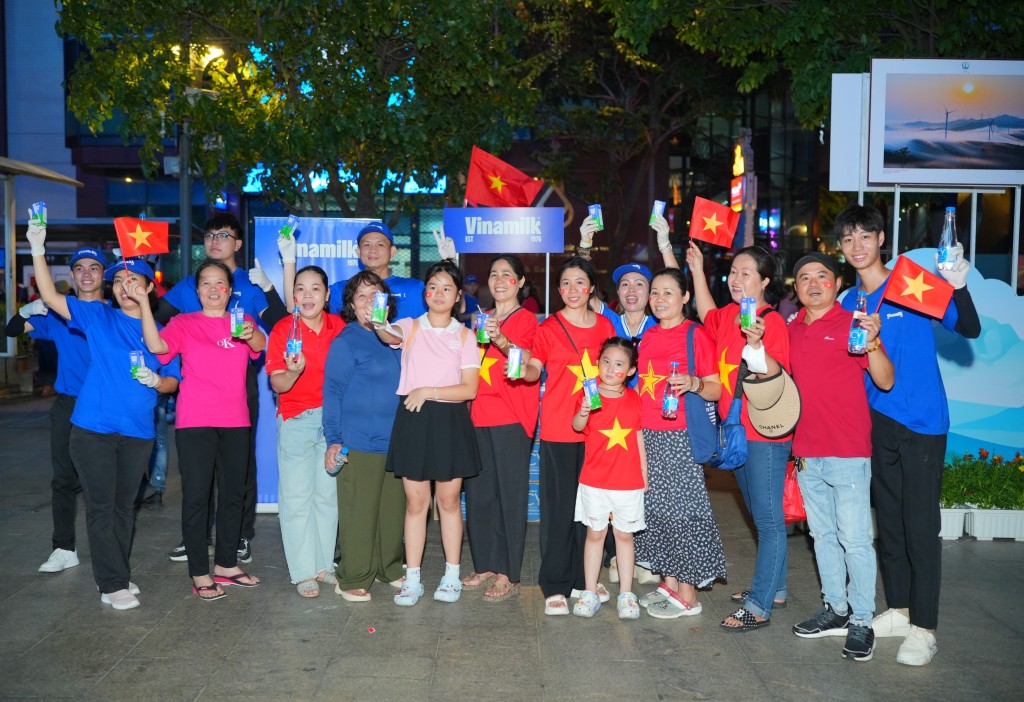 Vinamilk có mặt dọc tuyến đường Nguyễn Huệ, bến Bạch Đằng suốt 2 ngày 29 và 30/4 Vinamilk có mặt dọc tuyến đường Nguyễn Huệ, bến Bạch Đằng suốt 2 ngày 29 và 30/4