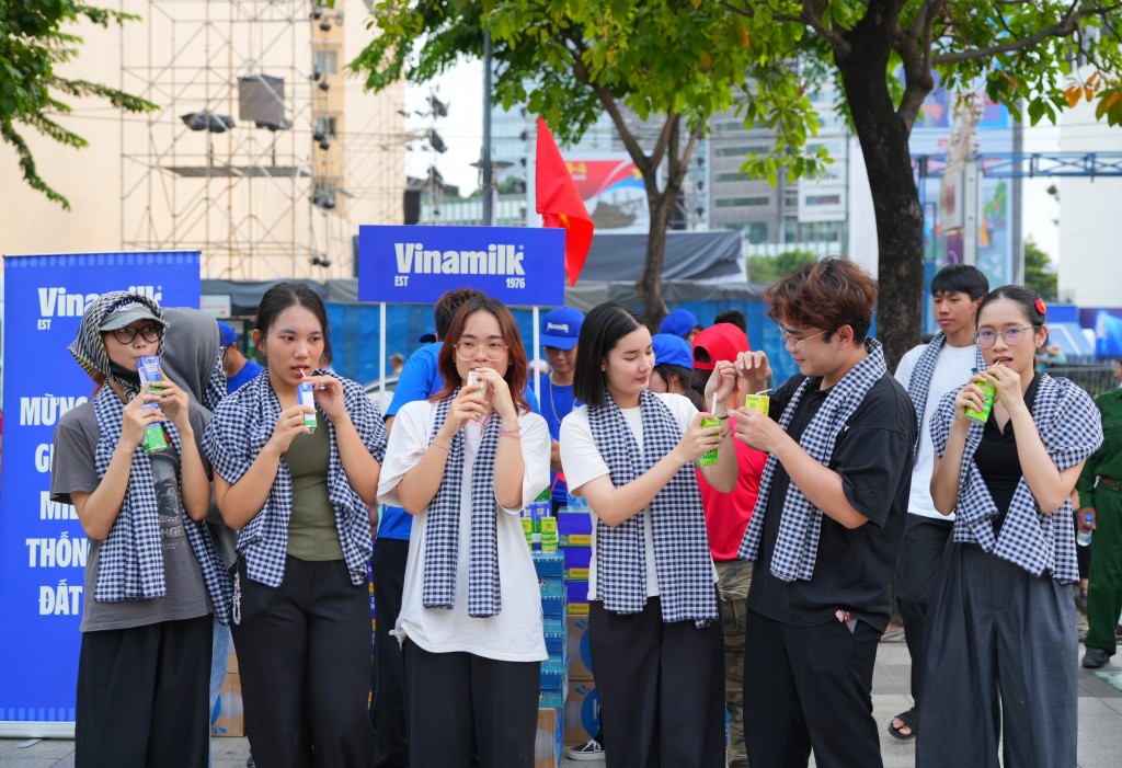 Người dân dù lứa tuổi nào, thế hệ, nghề nghiệp nào cũng đều hòa mình hân hoan kỷ niệm ngày đại thắng, thống nhất non sông. Thu Thảo (24 tuổi, ngụ TP.HCM) cho biết đây là lần đầu tiên được đón mừng dịp lễ lớn như vậy, cảm giác “cắm trại” giữa biển người, ai cũng chung một niềm vui, tự hào về đất nước khiến cô càng cảm thấy rõ nét hơn tinh thần dân tộc, tình yêu nước để trưởng thành và có trách nhiệm hơn với quê hương. Người dân dù lứa tuổi nào, thế hệ, nghề nghiệp nào cũng đều hòa mình hân hoan kỷ niệm ngày đại thắng, thống nhất non sông. Thu Thảo (24 tuổi, ngụ TP.HCM) cho biết đây là lần đầu tiên được đón mừng dịp lễ lớn như vậy, cảm giác “cắm trại” giữa biển người, ai cũng chung một niềm vui, tự hào về đất nước khiến cô càng cảm thấy rõ nét hơn tinh thần dân tộc, tình yêu nước để trưởng thành và có trách nhiệm hơn với quê hương.