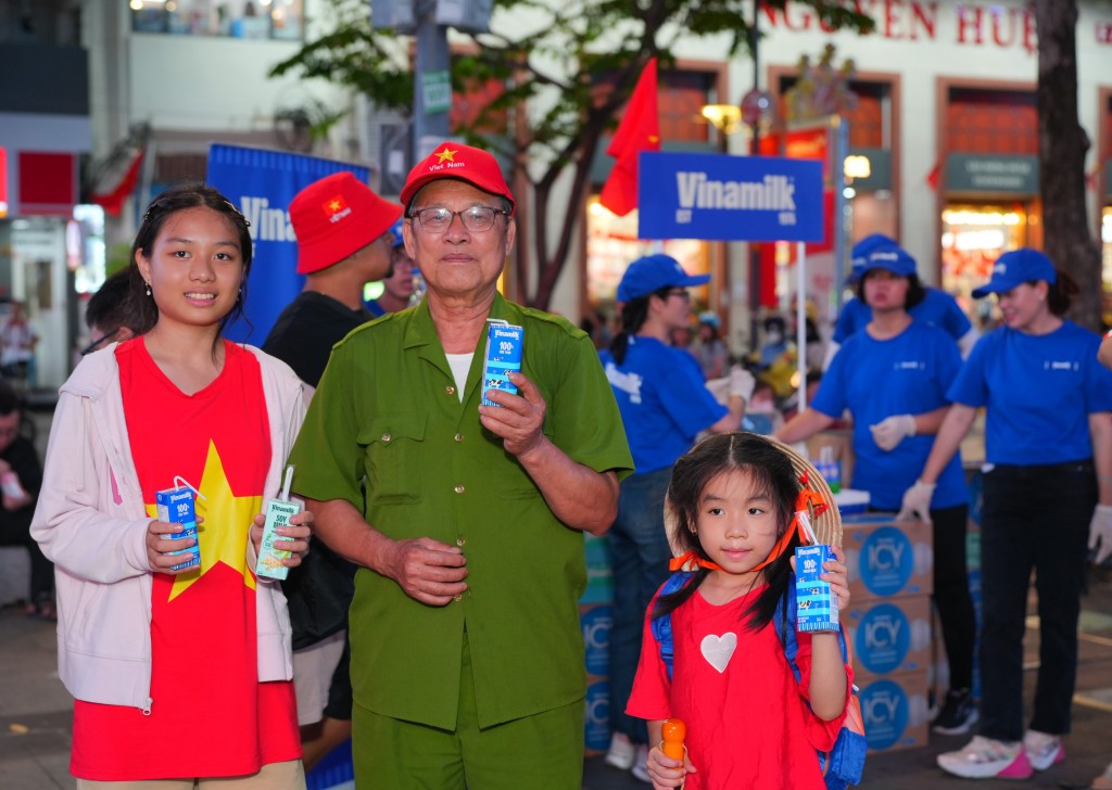 Người ông cựu chiến binh dắt cháu đi chơi lễ và cũng để truyền đạt đến các cháu một giai đoạn lịch sử hào hùng và lòng biết ơn thế hệ cha ông Người ông cựu chiến binh dắt cháu đi chơi lễ và cũng để truyền đạt đến các cháu một giai đoạn lịch sử hào hùng và lòng biết ơn thế hệ cha ông