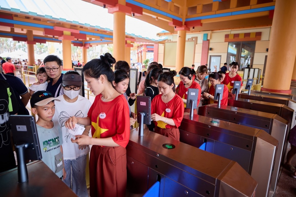 Hàng ngàn du khách nô nức đến Sun World Ha Nam - thiên đường “giải nhiệt” mới tại miền Bắc