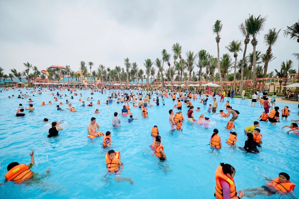 Hàng ngàn du khách nô nức đến Sun World Ha Nam - thiên đường “giải nhiệt” mới tại miền Bắc Hàng ngàn du khách nô nức đến Sun World Ha Nam - thiên đường “giải nhiệt” mới tại miền Bắc