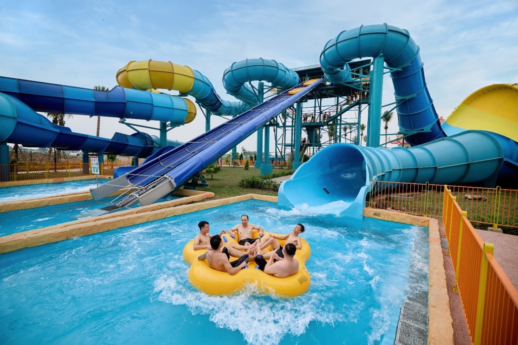 Hàng ngàn du khách nô nức đến Sun World Ha Nam - thiên đường “giải nhiệt” mới tại miền Bắc Hàng ngàn du khách nô nức đến Sun World Ha Nam - thiên đường “giải nhiệt” mới tại miền Bắc