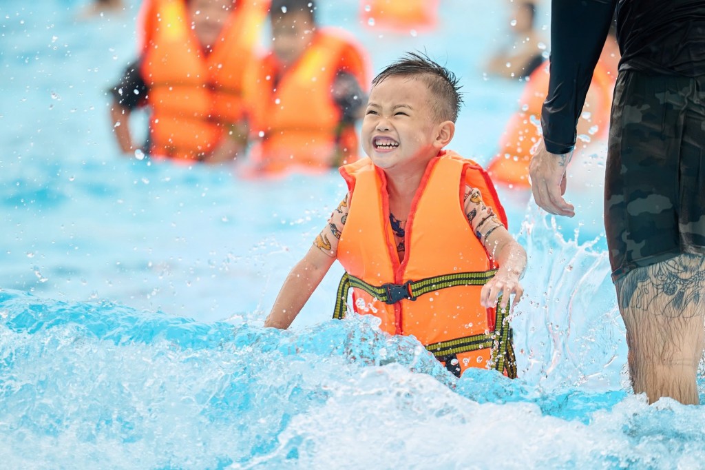 Hàng ngàn du khách nô nức đến Sun World Ha Nam - thiên đường “giải nhiệt” mới tại miền Bắc