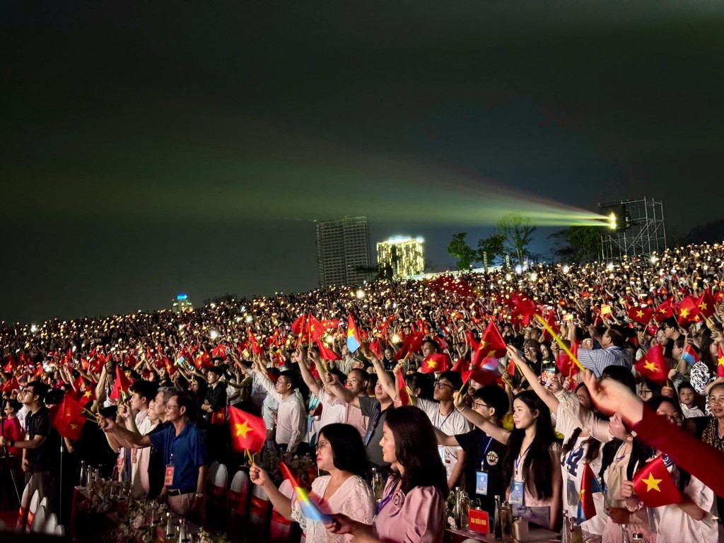 Bừng sáng đêm hội Carnaval Hạ Long 2025