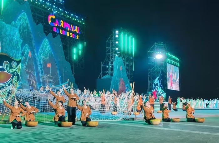 Canaval Hạ Long 2025 thu hút đông đảo du khách tham dự.