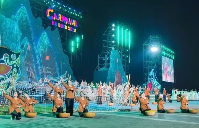 Bừng sáng đêm hội Carnaval Hạ Long 2025