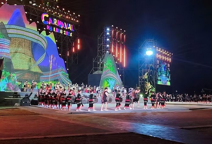 Bừng sáng đêm hội Carnaval Hạ Long 2025