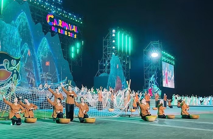 Canaval  Hạ Long 2025 có sự góp mặt của hàng nghìn diễn viên, nghệ sỹ chuyên nghiệp, các đoàn nghệ thuật quốc tế, các nghệ nhân...