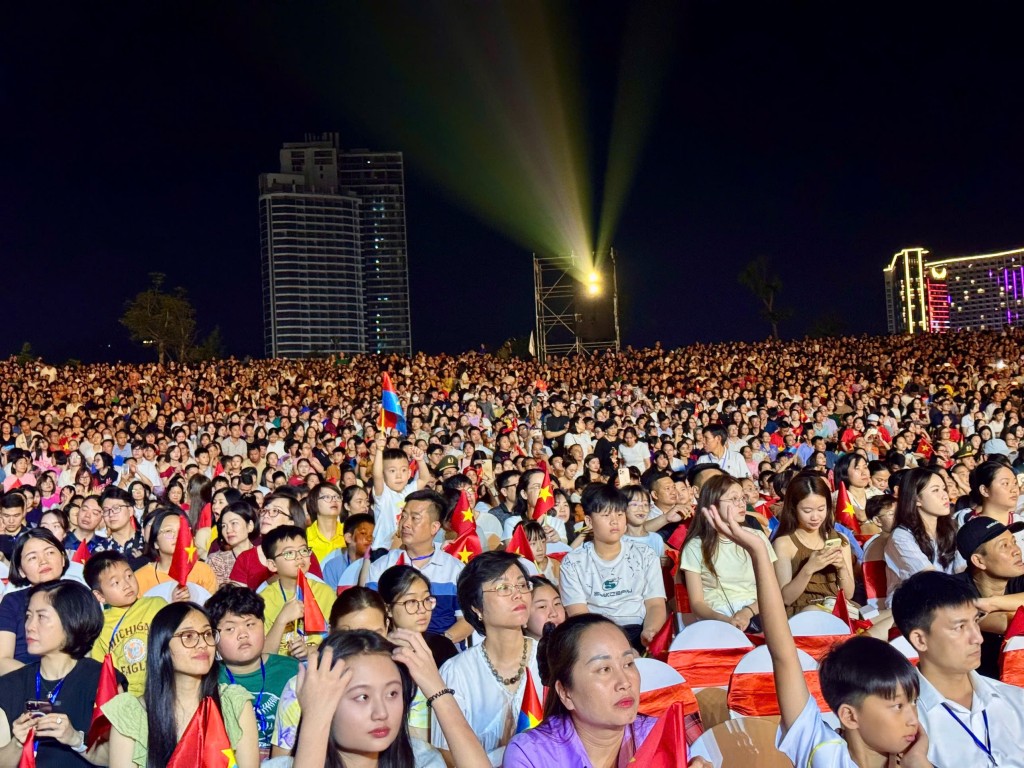 Chương trình thu hút hàng vạn ngươi dân và du khách tham gia.