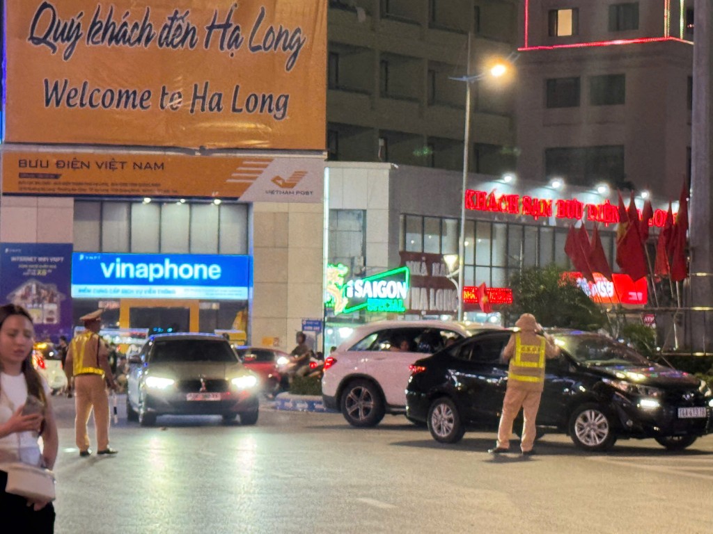 Lực lượng chức năng luôn có mặt tại các điểm nghẽn để đảm bảo an ninh trật tự, an toàn cho nhân dân.