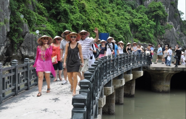 Quảng Ninh thu trên 1.300 tỷ đồng từ du lịch trong 2 ngày nghỉ lễ