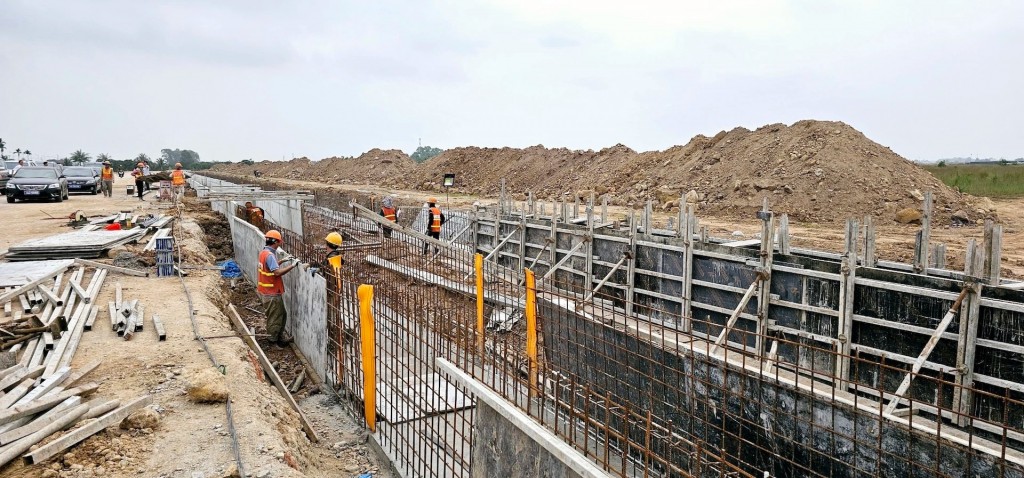 Công nhân thi công tại các dự án ở khu công nghiệp Bắc Tiền Phong (thị xã Quảng Yên)