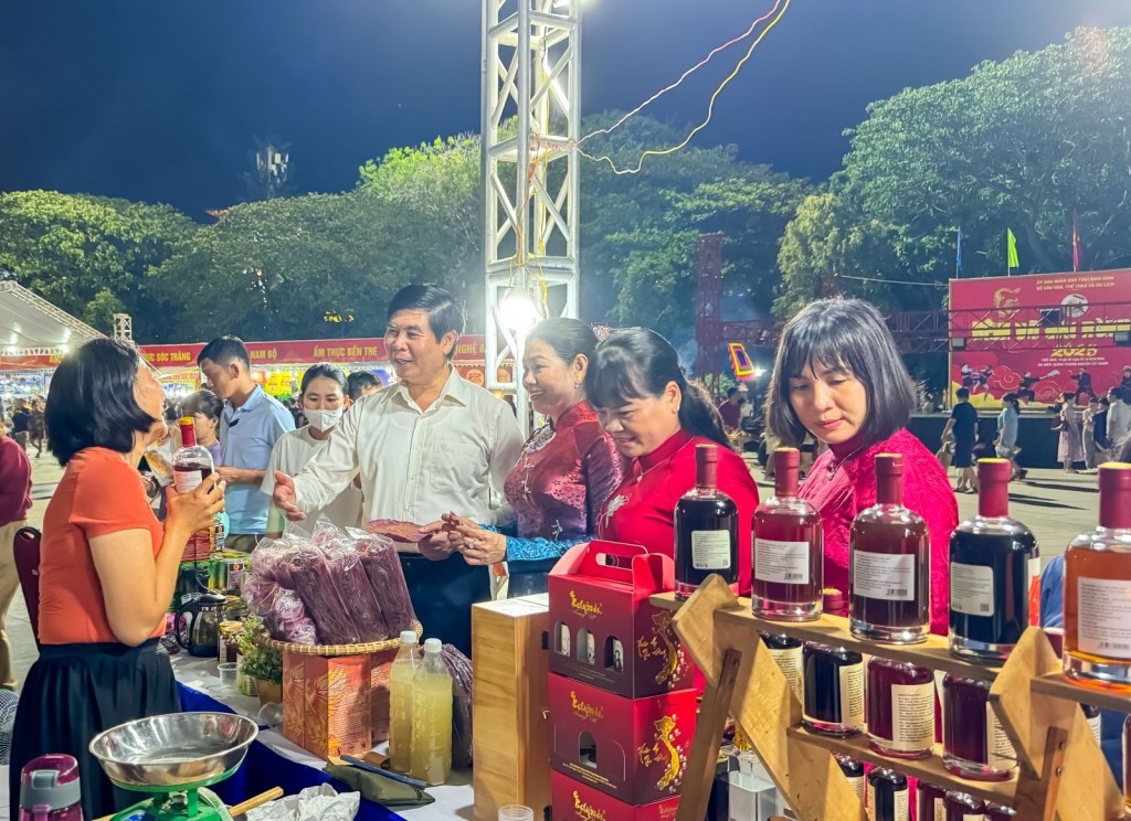 Lễ hội năm nay thu hút sự tham gia của 55 gian hàng của nhiều tỉnh, thành phố trong nước (Ảnh binhdinh.gov)