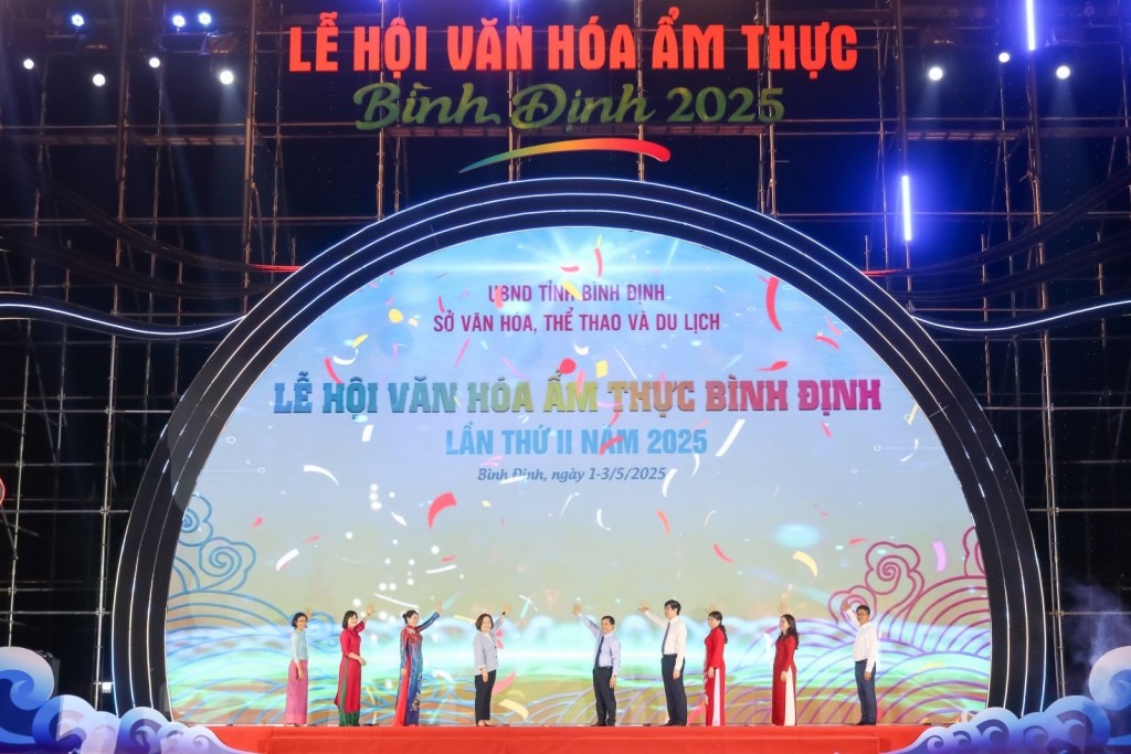 Các đại biểu thực hiện nghi thức khai mạc 