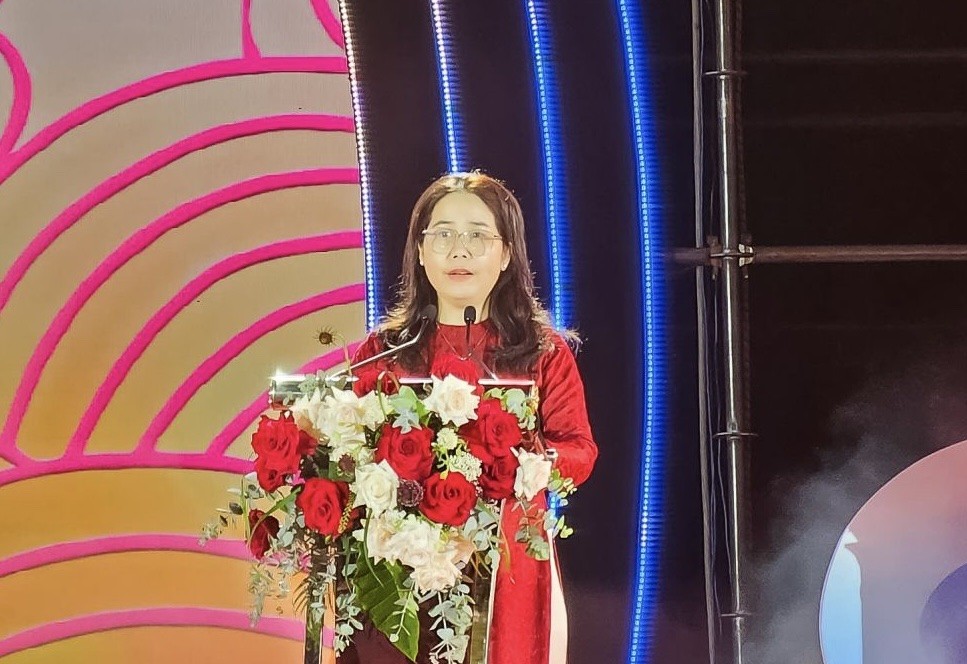 Giám đốc Sở Văn hóa, Thể thao và Du lịch tỉnh Bình Định Đỗ Thị Diệu Hạnh phát biểu khai mạc chương trình (Ảnh binhdinh.gov)