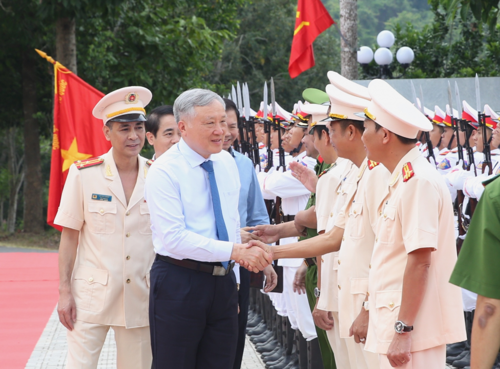 Phó Thủ tướng Thường trực Nguyễn Hòa Bình thăm hỏi, trò chuyện với cán bộ, chiến sĩ Trại giam A2 - Ảnh: VGP/Nguyễn Hoàng
