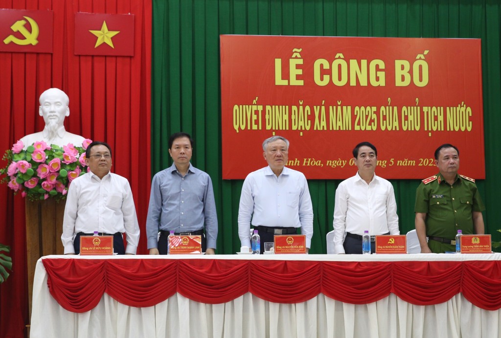 Phó Thủ tướng và các đại biểu dự lễ công bố Quyết định đặc xá năm 2025 của Chủ tịch nước tại Trại giam A2, sáng 1/5 - Ảnh: VGP/Nguyễn Hoàng