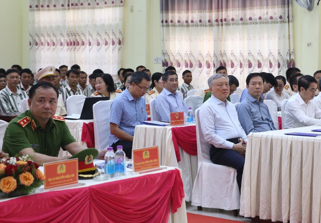 Phó Thủ tướng khẳng định, chủ trương đặc xá của Đảng và Nhà nước là công bằng, bình đẳng, dành cho tất cả các phạm nhân đều có cơ hội như nhau, không phân biệt giới tính, tôn giáo, quốc tịch, lứa tuổi, nghề nghiệp… - Ảnh: VGP/Nguyễn Hoàng