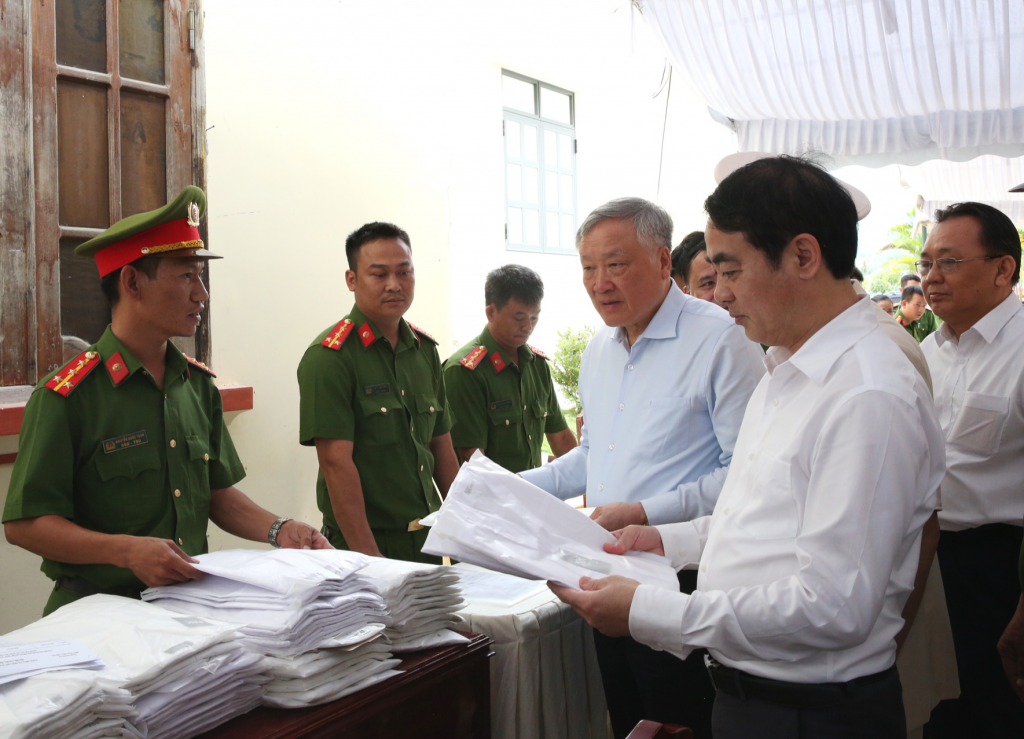 Phó Thủ tướng kiểm tra công tác trả hồ sơ, cấp phát quần áo cho người được đặc xá - Ảnh: VGP/Nguyễn Hoàng