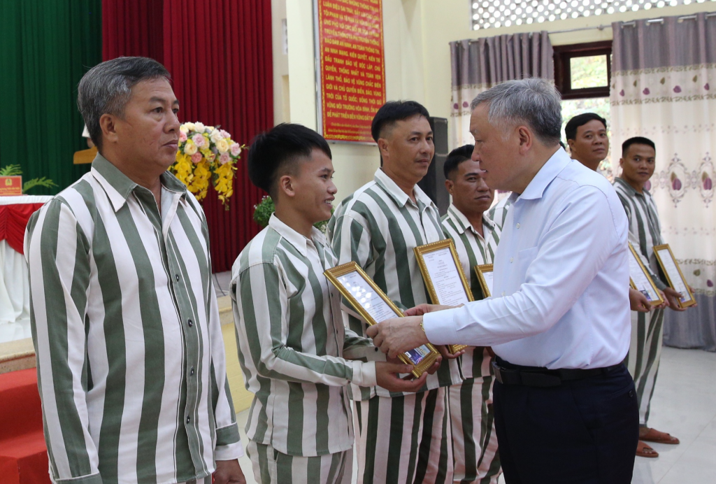 Phó Thủ tướng trao giấy chứng nhận đặc xá cho các phạm nhận được đặc xá - Ảnh: VGP/Nguyễn Hoàng