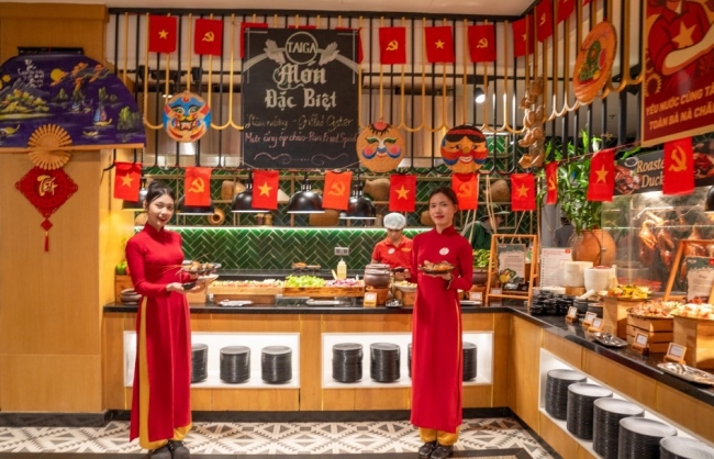 Du khách phấn khích check-in với quầy buffet thời bao cấp tại Ba Na Hills