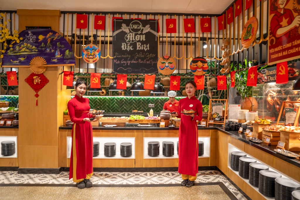 Du khách phấn khích check in với quầy buffet thời bao cấp tại Ba Na Hills