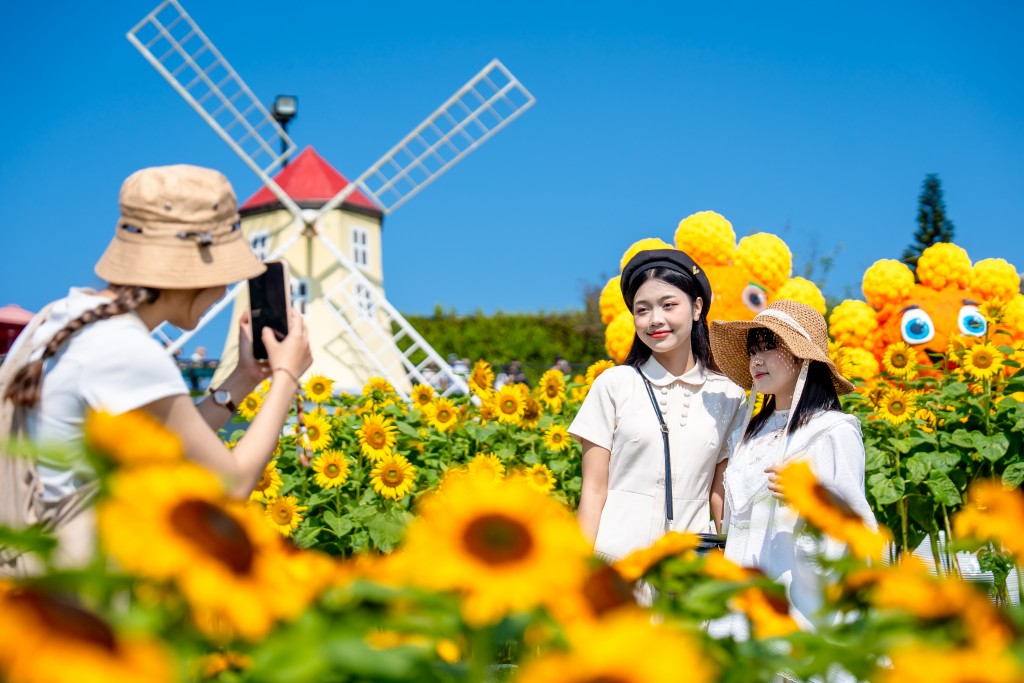 Du khách phấn khích check in với quầy buffet thời bao cấp tại Ba Na Hills