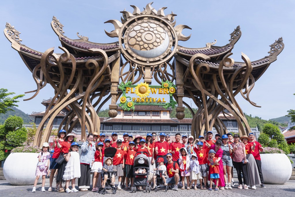 Du khách phấn khích check in với quầy buffet thời bao cấp tại Ba Na Hills