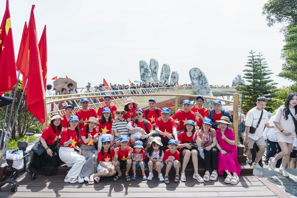 Du khách phấn khích check in với quầy buffet thời bao cấp tại Ba Na Hills