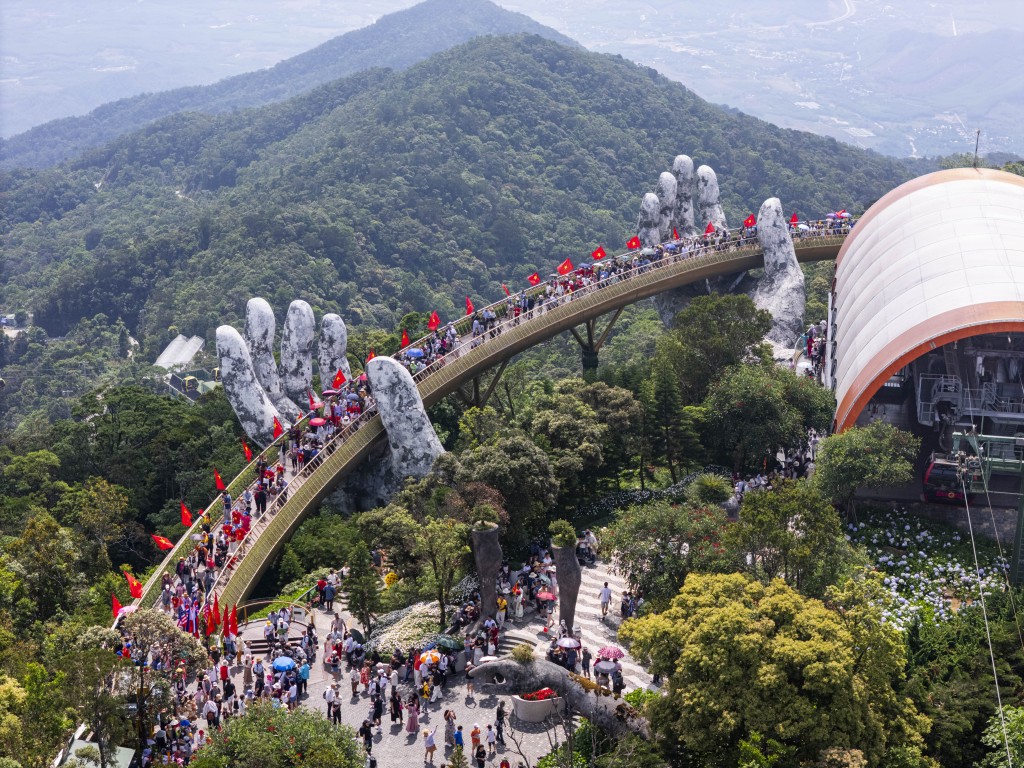 Du khách phấn khích check in với quầy buffet thời bao cấp tại Ba Na Hills