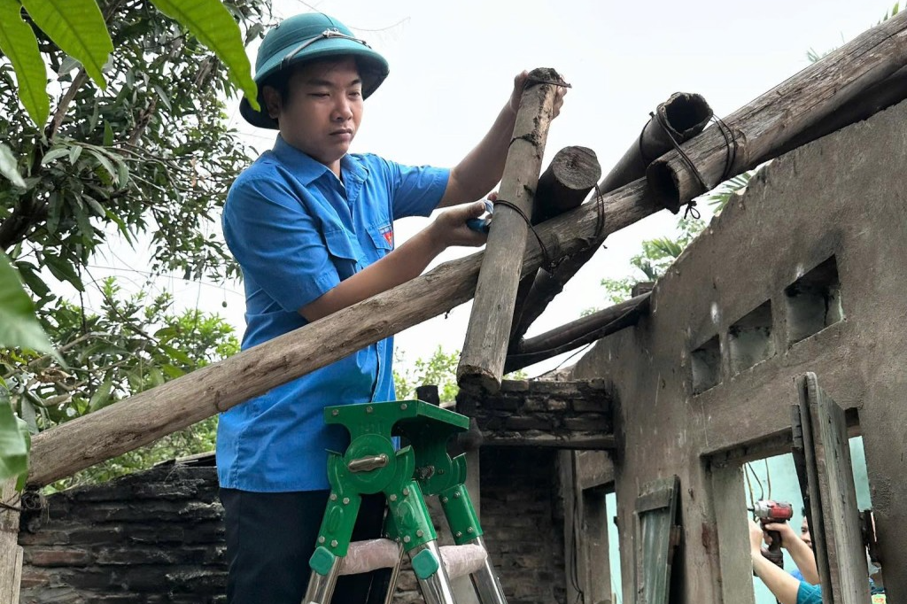 “Khoác áo mới” cho nhà tạm, nhà dột nát