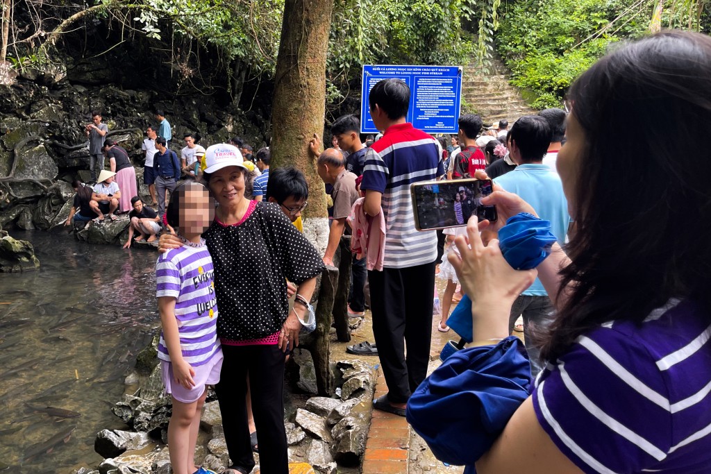 Hàng nghìn du khách đổ về tham quan suối cá thần Thanh Hóa