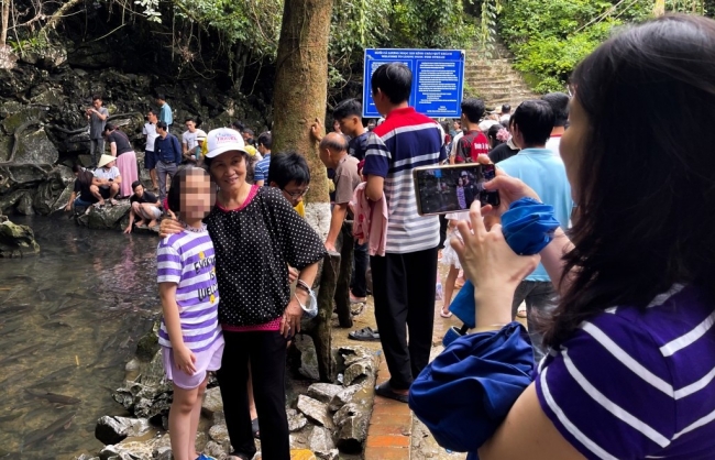 Hàng nghìn du khách đổ về tham quan suối cá thần Thanh Hóa