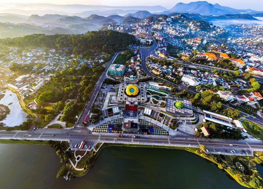 Tỉnh Lâm Đồng đang tích cực triển khai các phương án bố trí nhân sự, cơ sở vật chất và tài sản chuẩn bị đón gần 900 cán bộ từ Đắk Nông và Bình Thuận về làm việc tại TP Đà Lạt sau sáp nhập tỉnh.​​​​