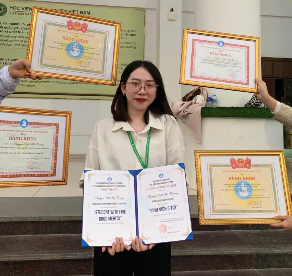 Hà Trang rạng rỡ với bảng thành tích học tập và hoạt động Đoàn Hội ấn tượng