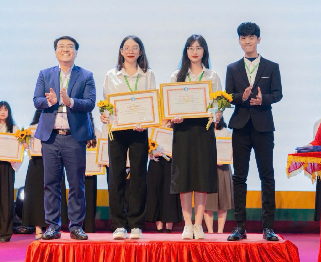 Hà Trang (thứ 2, từ trái sang) luôn học hỏi và phát triển để hoàn thiện bản thân hơn nữa