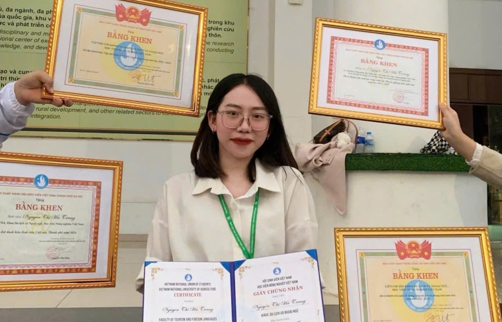 Con ong chăm chỉ gặt "mùa vàng" tri thức