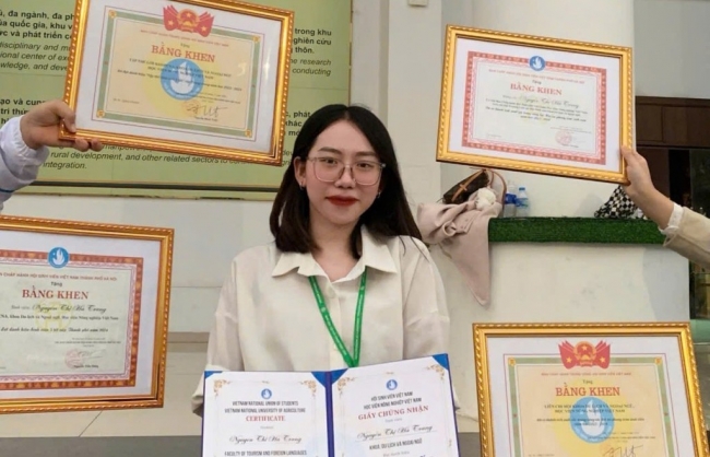Con ong chăm chỉ gặt "mùa vàng" tri thức