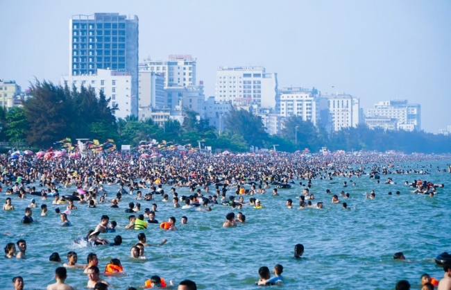 Sắp hết lễ, biển Sầm Sơn vẫn đông nghịt người tắm