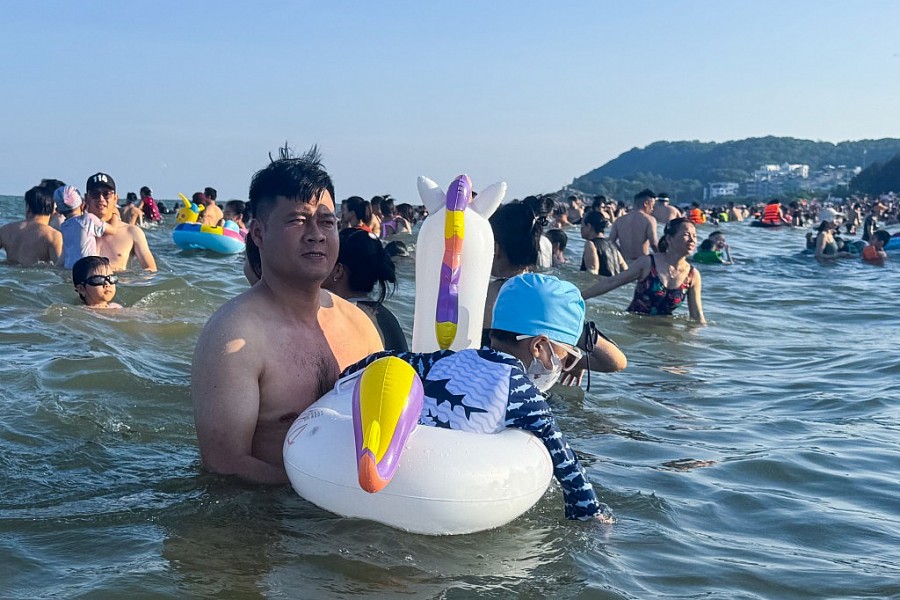 Sắp hết lễ, biển Sầm Sơn vẫn đông nghịt người tắm